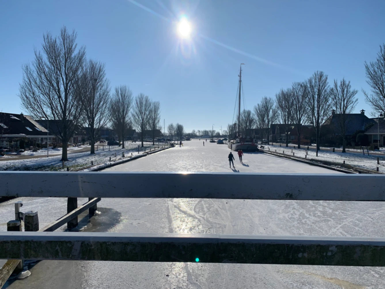 Winter: schaatsen op de vaart