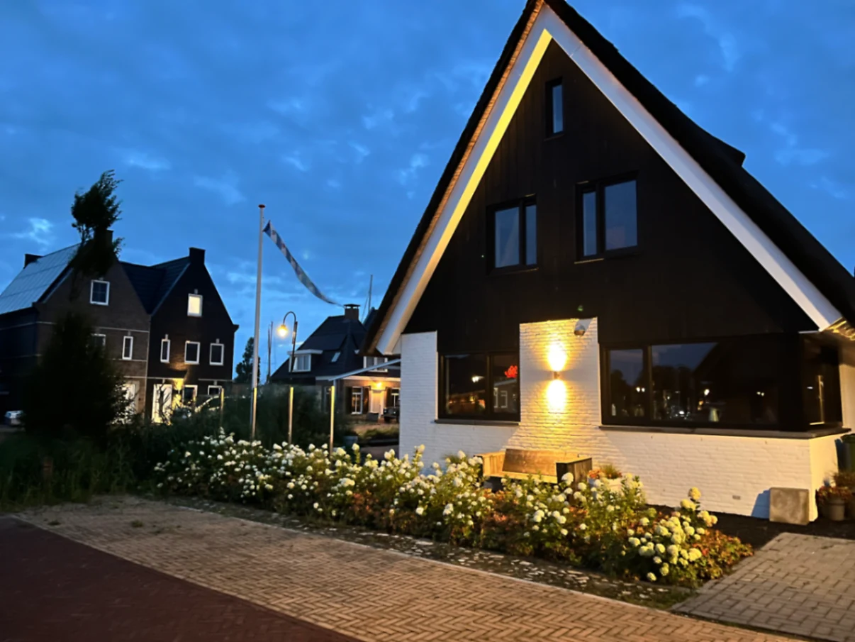 De villa bij avond